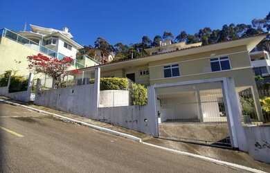 Imagem: A casa em condomínio possui 3 Dormitórios, 2 Banheiros, 4