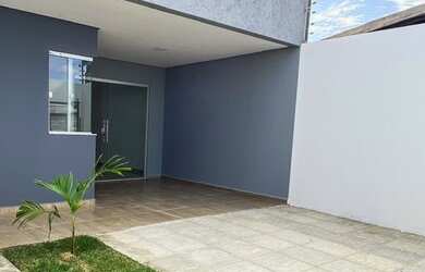 Imagem: A casa possui 3 Dormitórios, 2 Banheiros, 1 Vaga na garagem