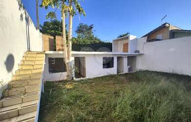 Imagem: A casa possui 1 Dormitório, 1 Banheiro, 2 Vagas na garagem