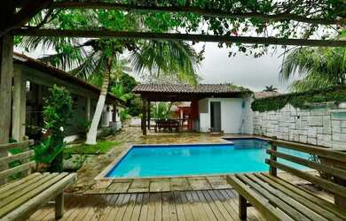 Imagem: A casa possui 4 Dormitórios, 4 Vagas na garagem e está localizado