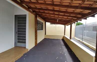 Imagem: A casa possui 3 Dormitórios, 2 Banheiros, 2 Vagas na garagem