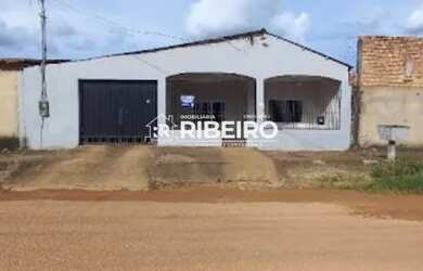 Imagem: A casa possui 3 Dormitórios, 1 Banheiro, 2 Vagas na garagem