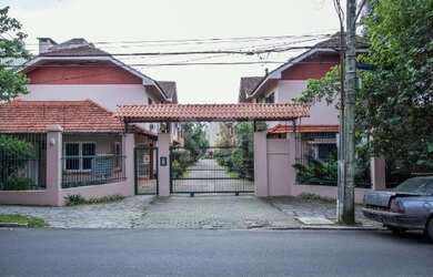 Imagem: A casa em condomínio possui 3 Dormitórios, 1 Banheiro, 2 Vagas