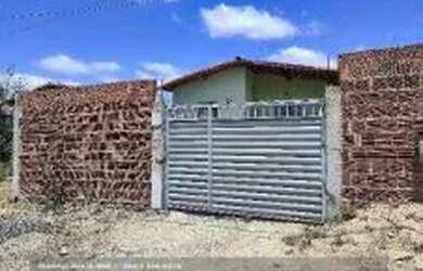 Imagem: A casa possui 2 Dormitórios, 1 Banheiro, 1 Vaga na garagem