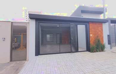 Imagem: A casa possui 2 Dormitórios, 2 Banheiros, 2 Vagas na garagem