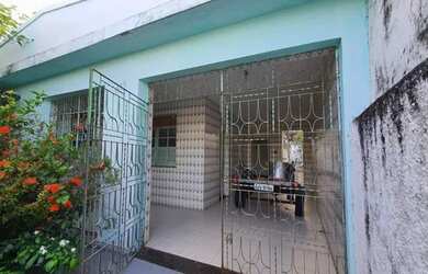 Imagem: A casa possui 5 Dormitórios, 4 Banheiros, 300m² de Área e