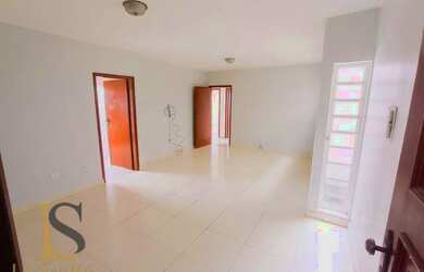 Imagem: A casa possui 3 Dormitórios, 2 Banheiros, 2 Vagas na garagem