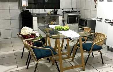 Imagem: A casa possui 2 Dormitórios, 1 Banheiro, 1 Vaga na garagem