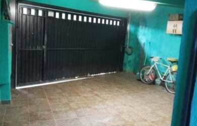 Imagem: A casa possui 3 Dormitórios, 2 Banheiros, 1 Vaga na garagem