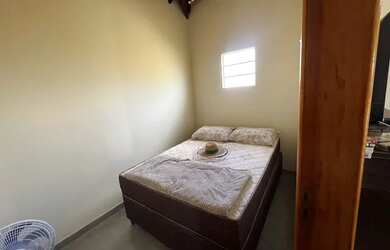 Imagem: A casa possui 2 Dormitórios, 2 Banheiros, 2 Vagas na garagem