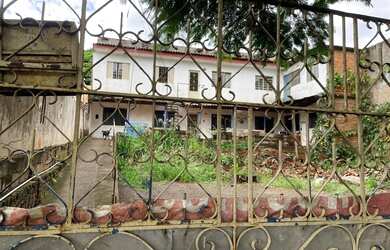 Imagem: A casa possui 4 Dormitórios, 2 Banheiros, 5 Vagas na garagem