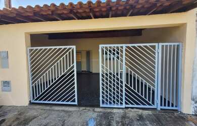 Imagem: A casa possui 2 Dormitórios, 1 Banheiro, 2 Vagas na garagem