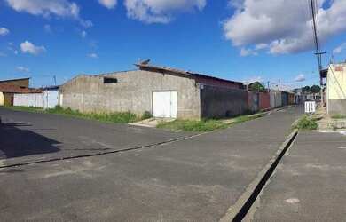 Imagem: A casa possui 3 Dormitórios, 2 Banheiros, 2 Vagas na garagem