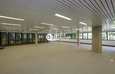 Imagem: O depósito possui 5 Vagas na garagem e 635m² de Área e está