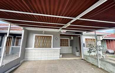 Imagem: A casa possui 3 Dormitórios, 1 Banheiro, 2 Vagas na garagem