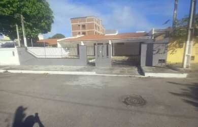 Imagem: A casa possui 4 Dormitórios, 4 Banheiros, 4 Vagas na garagem