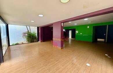 Imagem: O depósito possui 5 Vagas na garagem e 289m² de Área e está