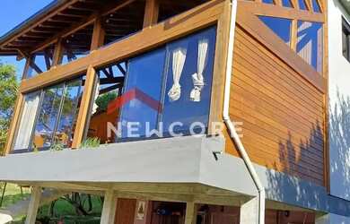 Imagem: A casa possui 2 Dormitórios, 3 Banheiros, 2 Vagas na garagem