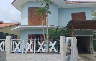 Imagem: A casa possui 4 Dormitórios, 2 Banheiros, 2 Vagas na garagem