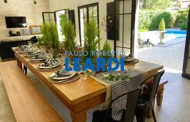 Imagem: A casa em condomínio possui 4 Dormitórios, 5 Banheiros, 3