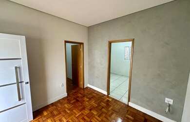 Imagem: A casa possui 3 Dormitórios, 1 Banheiro, 2 Vagas na garagem