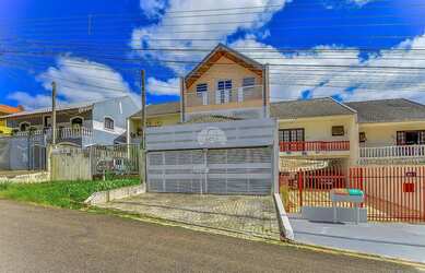 Imagem: A casa possui 3 Dormitórios, 3 Banheiros, 4 Vagas na garagem