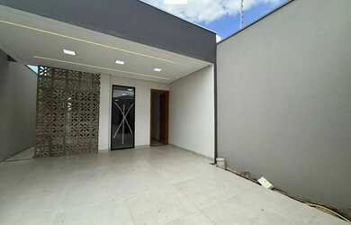 Imagem: A casa possui 3 Dormitórios, 3 Banheiros, 2 Vagas na garagem