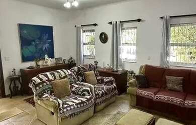 Imagem: A casa possui 3 Dormitórios, 2 Banheiros, 2 Vagas na garagem