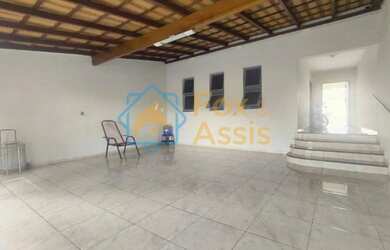 Imagem: A casa possui 3 Dormitórios, 2 Banheiros, 2 Vagas na garagem