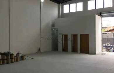 Imagem: O depósito possui 4 Vagas na garagem, 210m² de Área e está