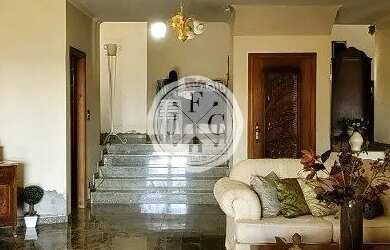 Imagem: A casa possui 4 Dormitórios, 5 Banheiros, 3 Vagas na garagem