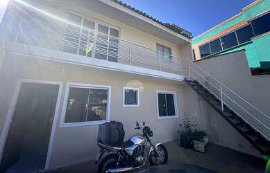 Imagem: A casa possui 3 Dormitórios, 2 Banheiros, 2 Vagas na garagem