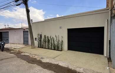 Imagem: A casa possui 3 Dormitórios, 2 Banheiros, 1 Vaga na garagem