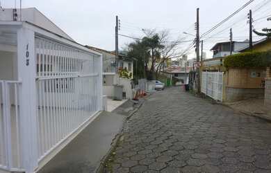 Imagem: O apartamento possui 1 Dormitório, 1 Banheiro, 32m² de Área