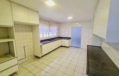 Imagem: A casa em condomínio para alugar possui 4 Dormitórios, 5 Banheiros