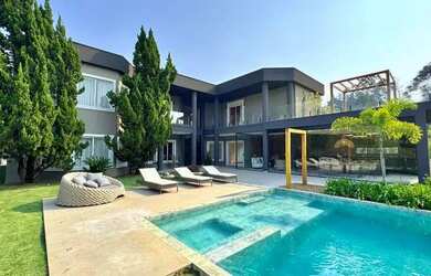 Imagem: A casa em condomínio possui 5 Dormitórios, 5 Banheiros, 780m²