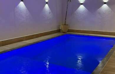 Imagem: A casa em condomínio possui 4 Dormitórios, 5 Banheiros, 3