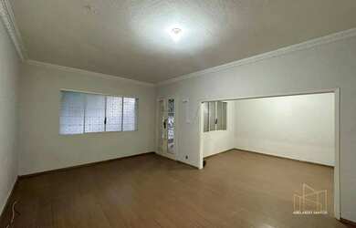 Imagem: O depósito possui 2 Vagas na garagem e 152m² de Área e está