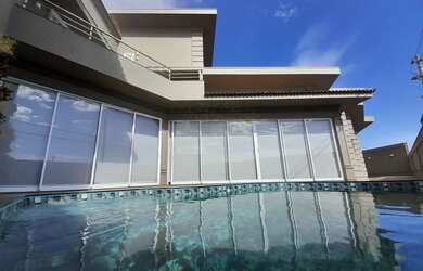 Imagem: A casa em condomínio possui 5 Dormitórios, 5 Banheiros, 4