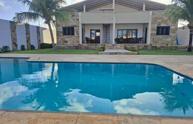 Imagem: A casa possui 5 Dormitórios, Acomodam 20 pessoas e 4 Vagas