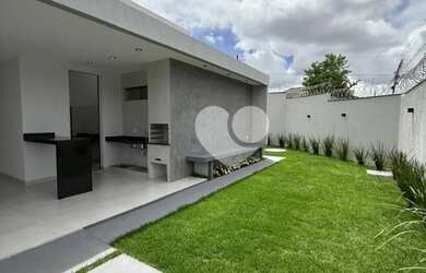 Imagem: A casa possui 3 Dormitórios, 2 Banheiros, 2 Vagas na garagem