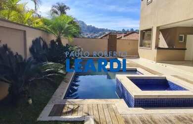 Imagem: A casa em condomínio possui 5 Dormitórios, 5 Banheiros, 5