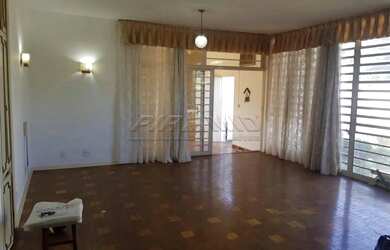 Imagem: A casa possui 3 Dormitórios, 3 Banheiros, 2 Vagas na garagem