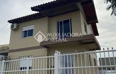 Imagem: A casa possui 4 Dormitórios, 2 Banheiros, 3 Vagas na garagem