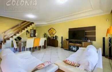 Imagem: A casa possui 3 Dormitórios, 4 Banheiros, 5 Vagas na garagem