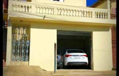 Imagem: A casa possui 4 Dormitórios, 2 Banheiros, 2 Vagas na garagem