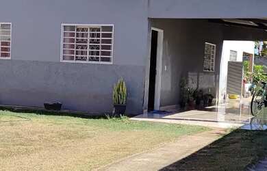 Imagem: A casa possui 3 Dormitórios, 2 Banheiros, 3 Vagas na garagem