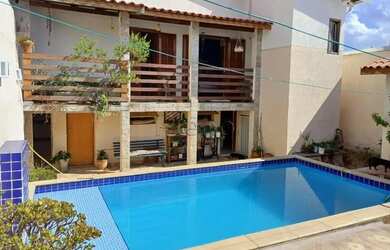 Imagem: A casa possui 4 Dormitórios, 5 Banheiros, 2 Vagas na garagem