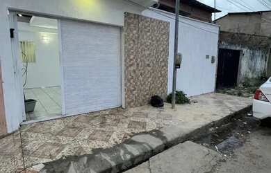 Imagem: A casa possui 2 Dormitórios, 1 Banheiro, 2 Vagas na garagem