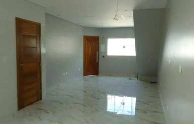 Imagem: A casa possui 3 Dormitórios, 3 Banheiros, 4 Vagas na garagem